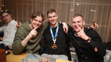 FOTOD PEOLT | Vaata, kuidas tähistasid Eesti meistriks tulnud Pärnu korvpallurid ajaloolist tiitlit