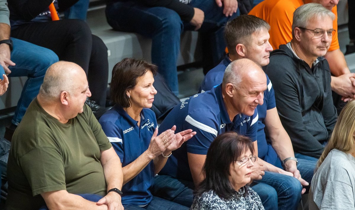 Ei mingit VIP-looži. Toivo Alt (keskel) istub Saaremaa mängude ajal suurima heameelega teiste võrkpallisõprade seas.