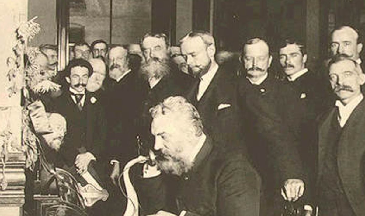 Alexander Graham Bell telefoni demonstreerimas