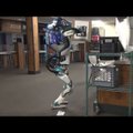 VIDEO | Boston Dynamicsi kuulsale robotile Atlasele käib kasti riiulile asetamine üle jõu