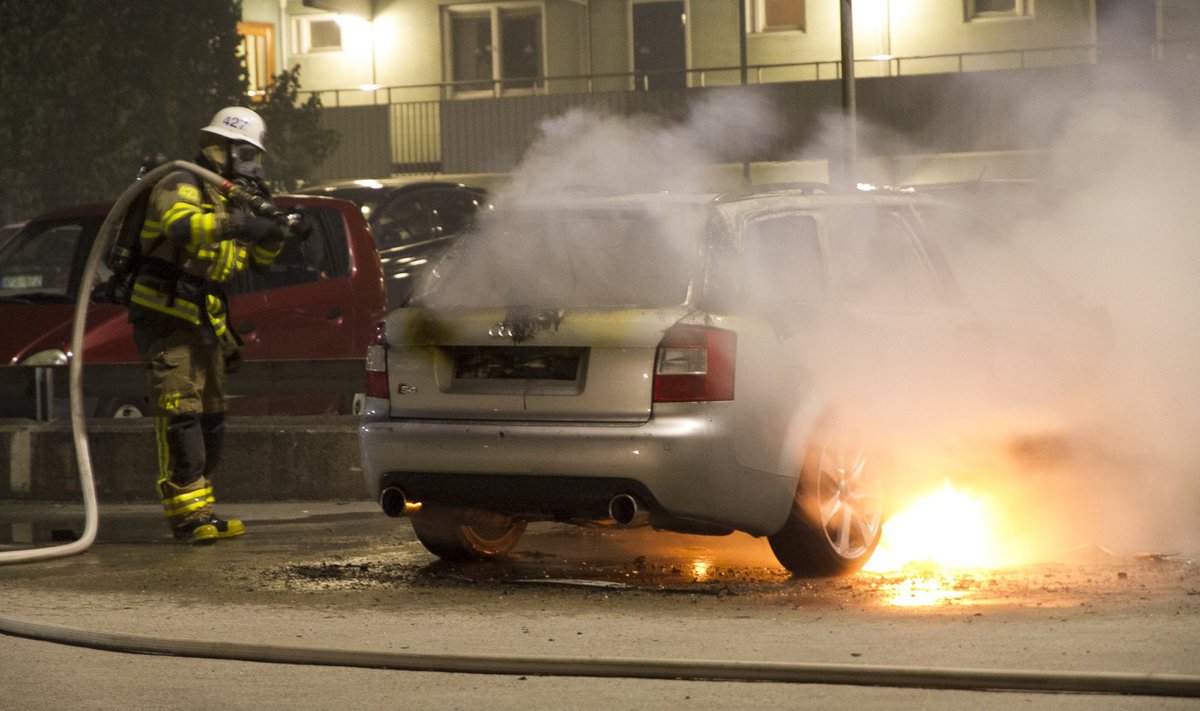 Stocholmi äärelinnas Husbys on süüdatud märatsevate noorte poolt palju autosid.