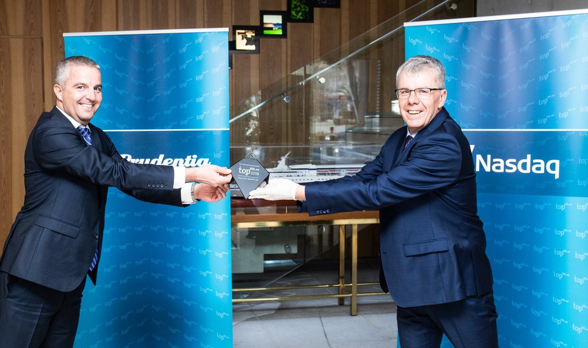 Prudentia partner Illar Kaasik annab auhinna üle Tallinki juhile Paavo Nõgenele.