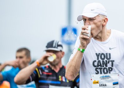 Tallinna Maraton. Jooksusõber Mikk rüüpab seda veenatukest, mis veel topsist maha pole pudenenud.