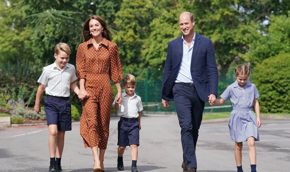 Alles eile viisid prints William ja tema abikaasa Catherine oma kolm last uude kooli Berkshire'is. Windorisse kolisid nad seetõttu, et soovisid elada kuningannale lähemal.