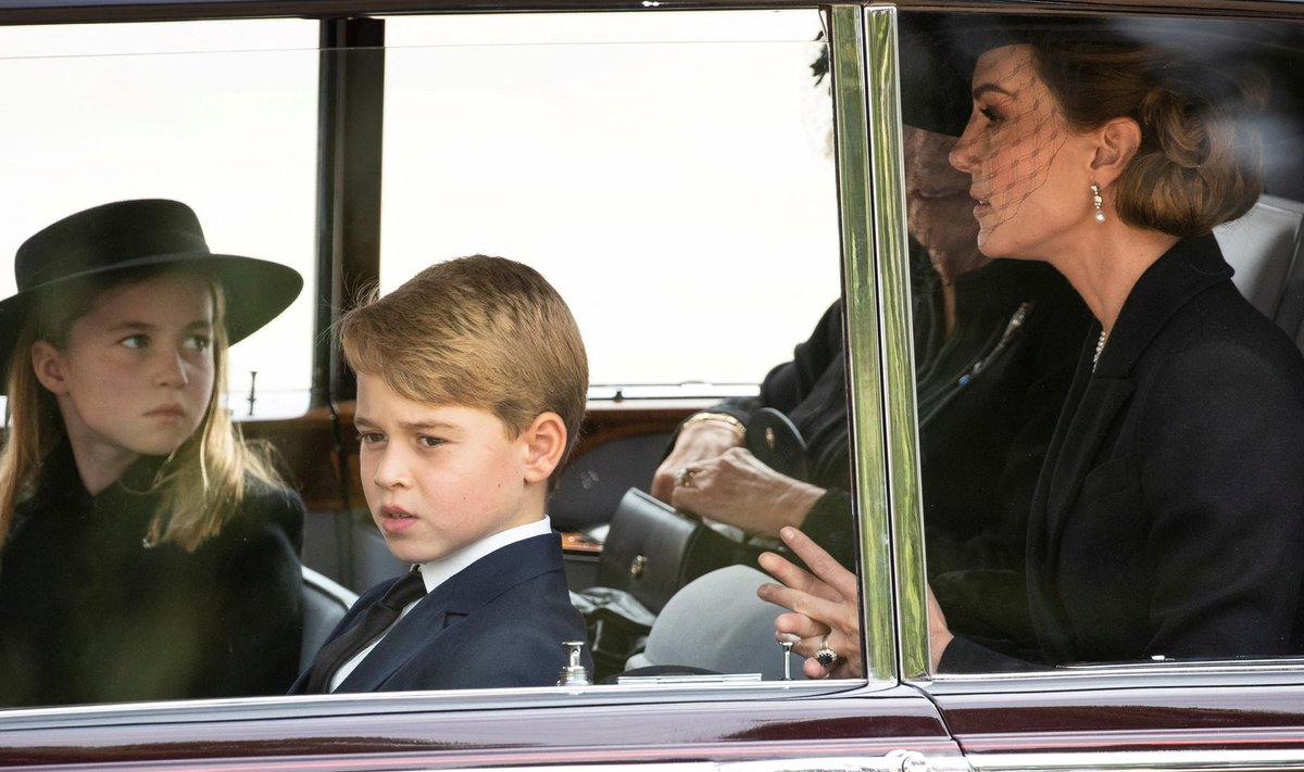 Charlotte ja George saabusid koos Catherine'i ja Camillaga kuninganna matustele