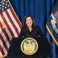 Губернатором штата Нью-Йорк впервые станет женщина. Предыдущий уходит на фоне секс-скандала