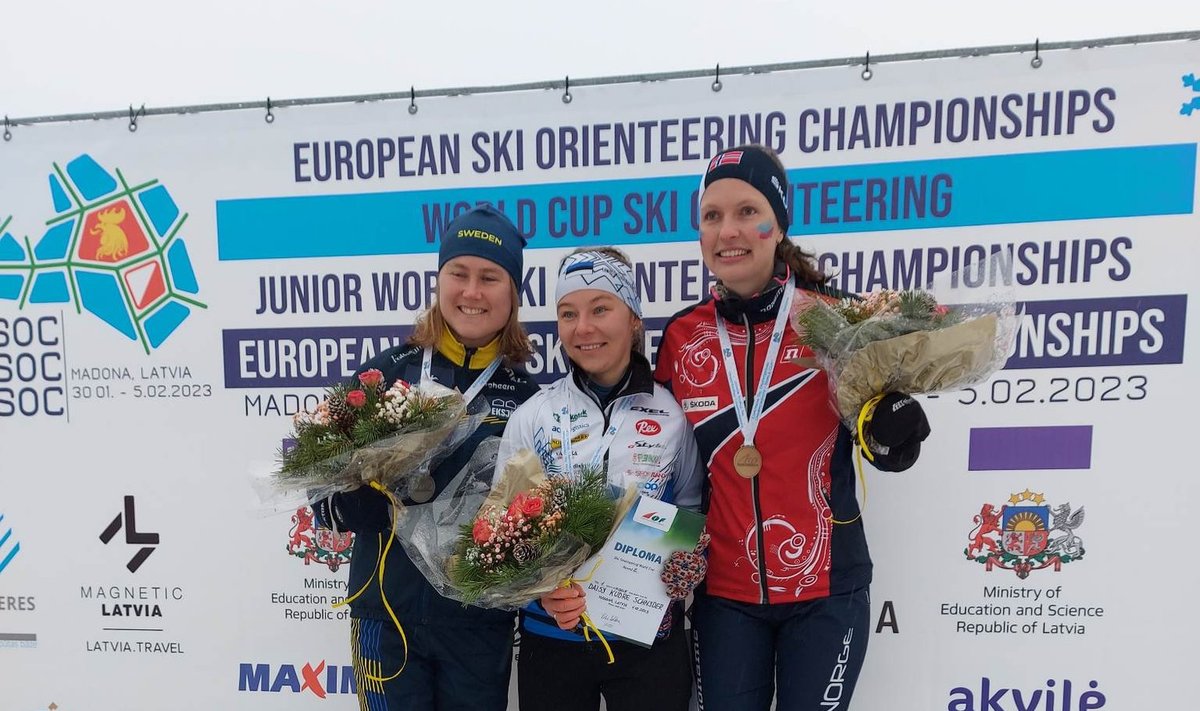 Fotol suusaorienteerumise Euroopa MV naiste esikolmik: Frida Sandberg (2.koht), võitja Daisy Kudre-Schnyder ja Anna Ulvensoen (3. koht)
