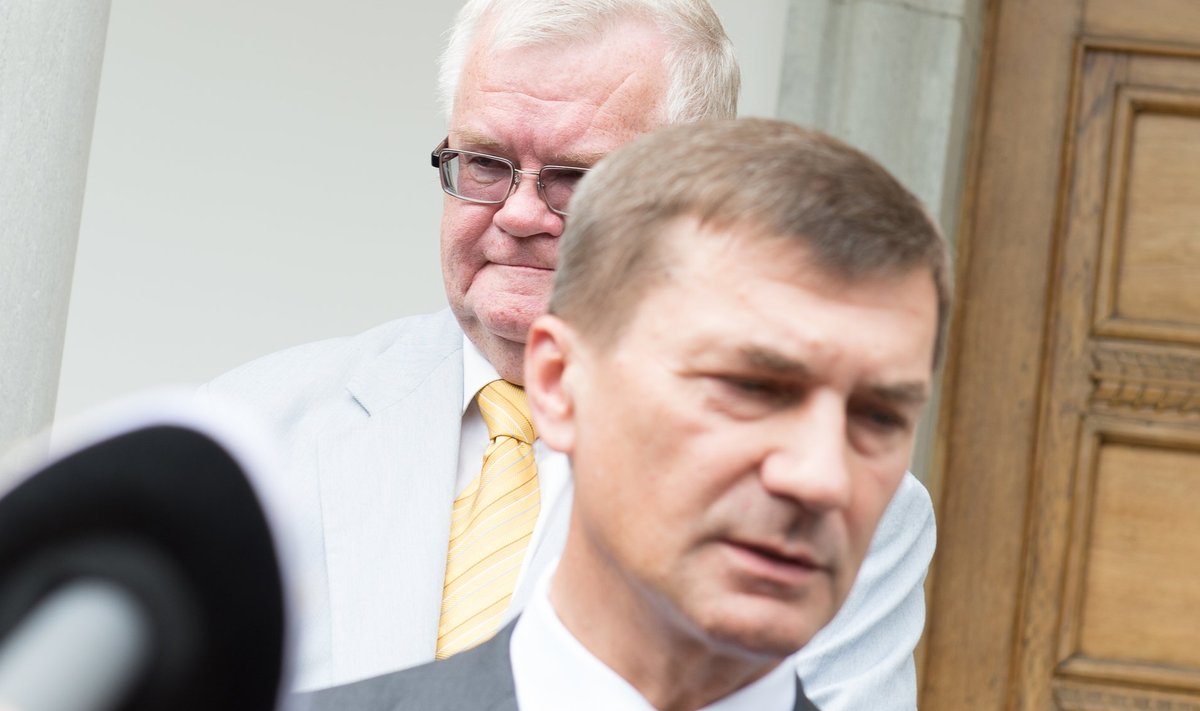 Reformierakonna juht Andrus Ansip ja Keskerakonna juht Edgar Savisaar suvel 2013 Kadriorus presidendiga kohtumas.