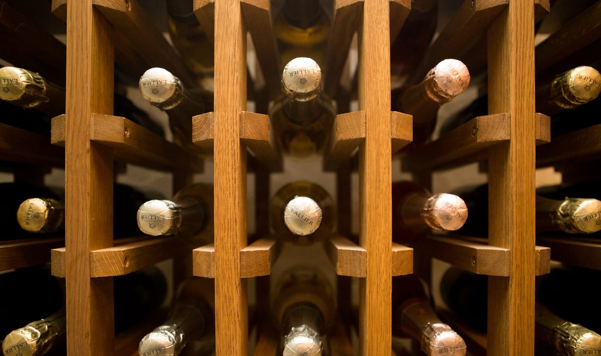 Vahuveini valmistamise kunst on pärit Kirde-Prantsusmaalt. Champagne’ kui Prantsusmaa põhjapoolseima veinipiirkonna joogimeistrid olid hädas sellega, et sügisel käärima pandud vein kippus talvel külmas keldris käärimist lõpetama.