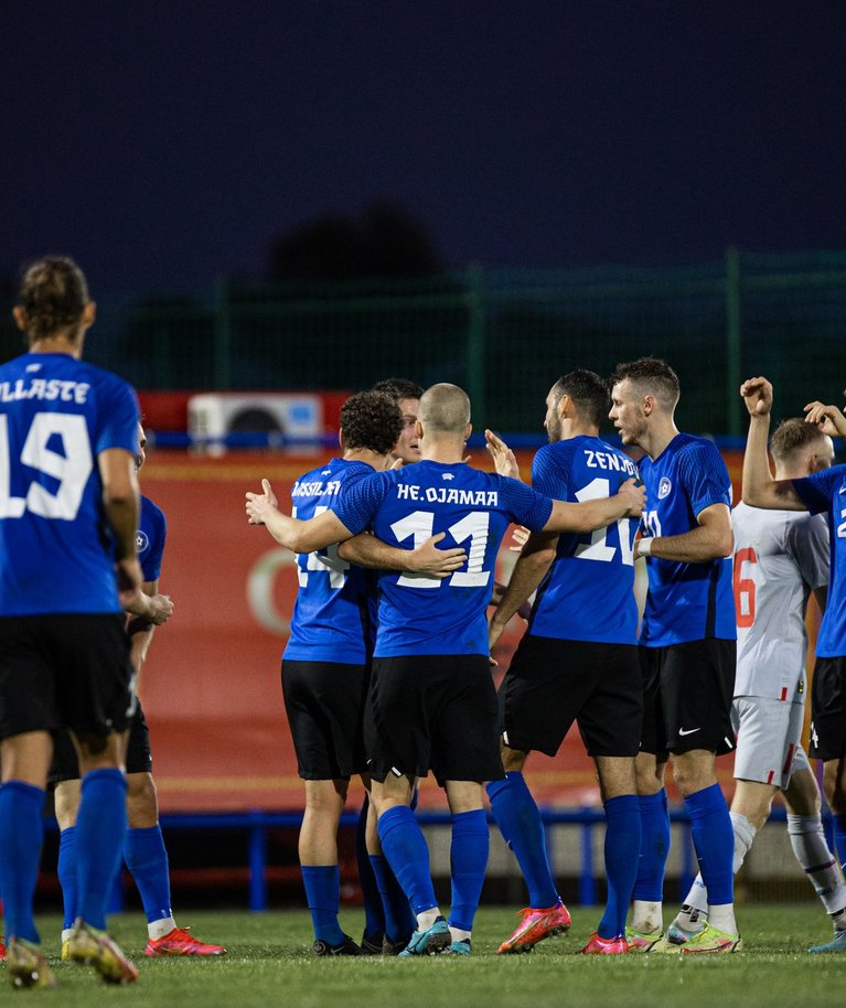 Eesti jalgpallikoondislased tähistamas Islandi võrku löödud väravat.