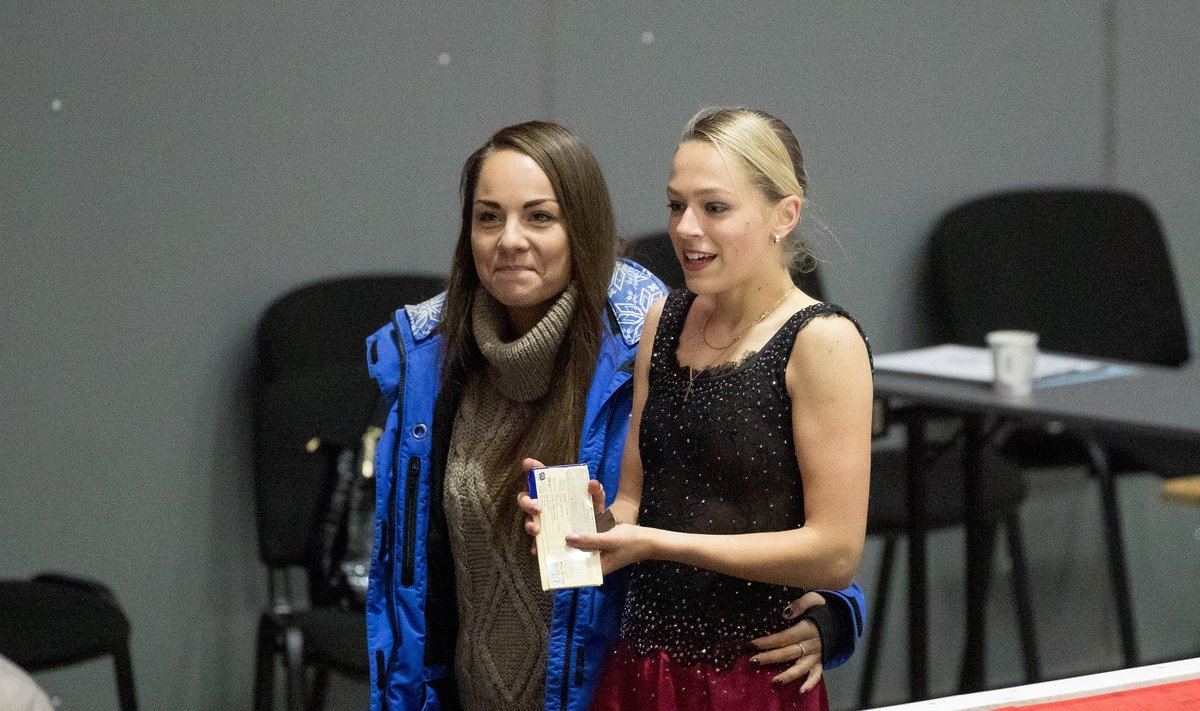 Jelena Glebova ja Annely Vahi eile Tondiraba jäähallis iluuisutamisvõistlusel Tallinn Trophy.