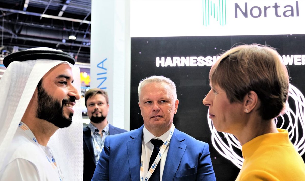 President Kersti Kaljulaid Araabia Ühendemiraatides. Visiidi äridelegatsiooni kuulus ka Marek Helm (presidendi paremal käel).