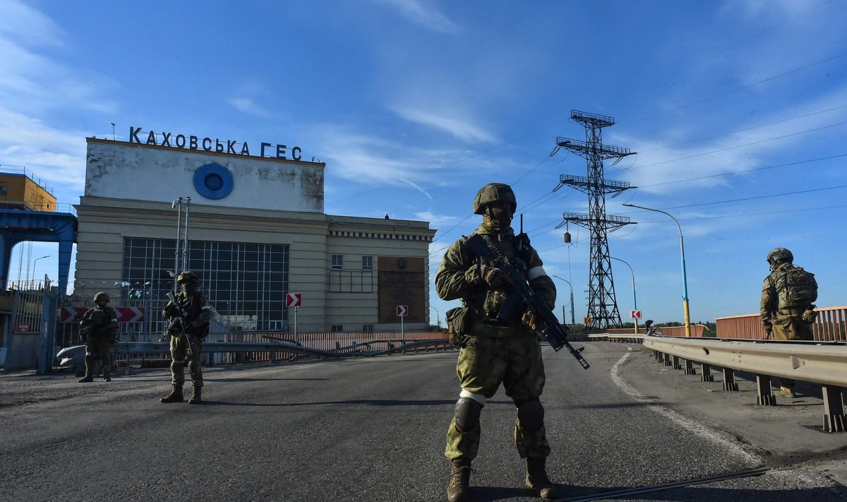 Vene sõdurid Kahhovka tammi juures. "Meil on informatsioon, et Vene terroristid on mineerinud Kahhovka hüdroelektrijaama tammi ja agregaadid,“ ütles  Volodõmõr Zelenskõi.