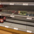ФОТО | Во многих магазинах в поте лица убирают с полок российские продукты. Но есть и те, кто решил этого не делать