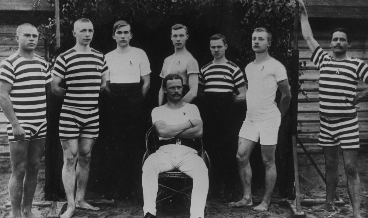 KA SPORT: Rattasõidu Seltsi Kalev kergejõustiklased 1910. aastal. Paremalt teine seltsi esimese „koguvõistluse“ võitja Konstantin Meri, ees istub Leopold Tõnson.