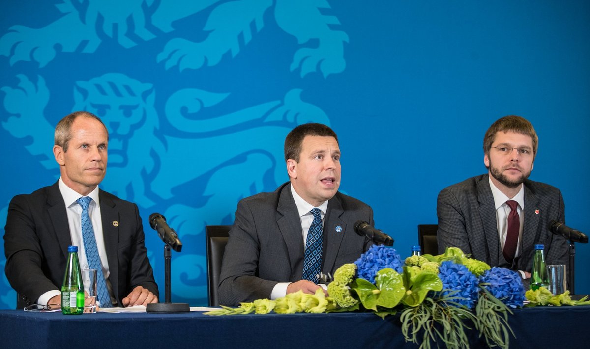 Rahandusminister Toomas Tõniste, peaminister Jüri Ratas ja tervise- ja tööminister Jevgeni Ossinovski riigieelarve teemaline pressikonverents