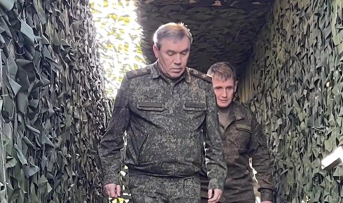 Valeri Gerassimov Ukrainas kevadel Vene vägesid inspekteerimas.