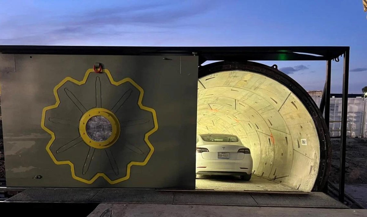 Tesla Hyperloop tunnelis
