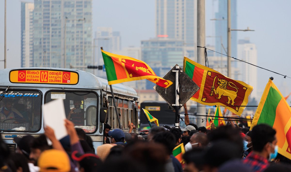 Kolmapäeval tulid sajad inimesed pealinna Colombo tänavatele valitsuse vastu meelt avaldama.