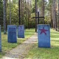 ФОТО | На немецком военном кладбище в Старом Ахтме на памятниках нарисовали символы „Z“ 