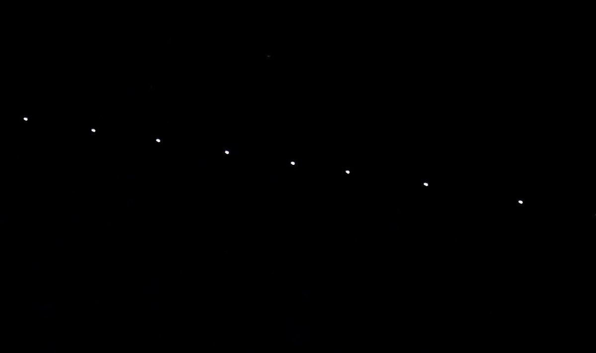 Starlinki satelliidid on ööpimeduses väga hästi nähtavad.