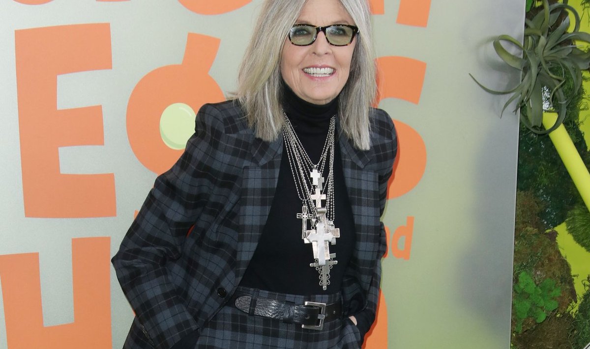 Pükskostüümide kandmise etalon Diane Keaton jätab kleidiprobleemi vahele ja valib 1970ndatest tuttavad laheda lõikega ülikonnad.