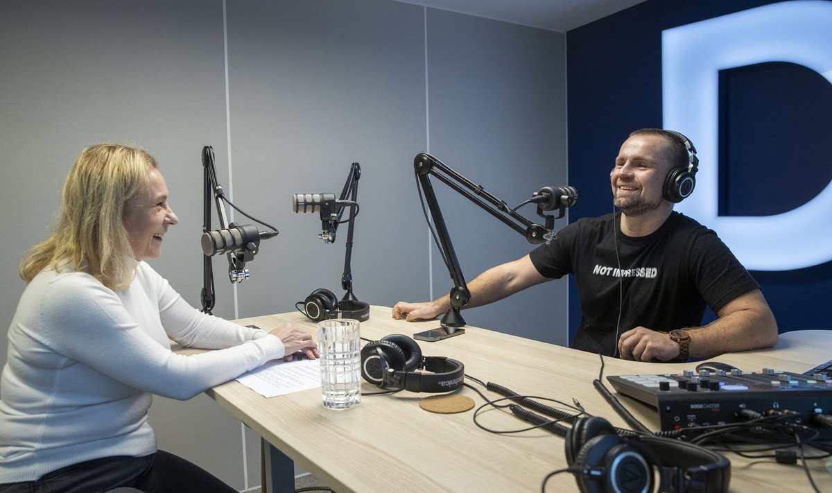 Heidit Kaio ja Risto Veskioja podcasti "Suhtejutud" stuudios.