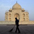 Selfie -tegemise traagiline lõpp: turist kukkus Taj Mahali treppidel surnuks