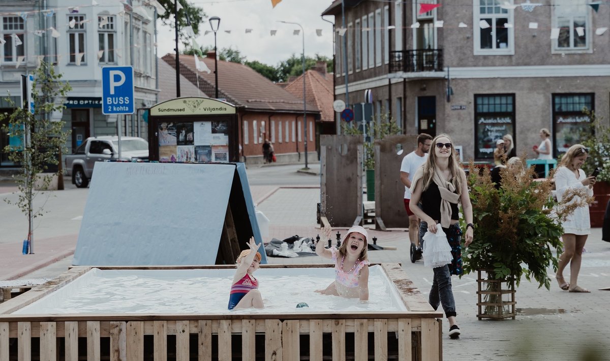 Viljandi esimene (eel)arvamusfestival üllatas õnnestunud autovabaduse tänavaga, kuhu paigutusid nii arvamuspool, linnaruumi atraktsioonid kui ka lastele ja täiskasvanutele mõeldud tegevus. Fotol festivali spaa