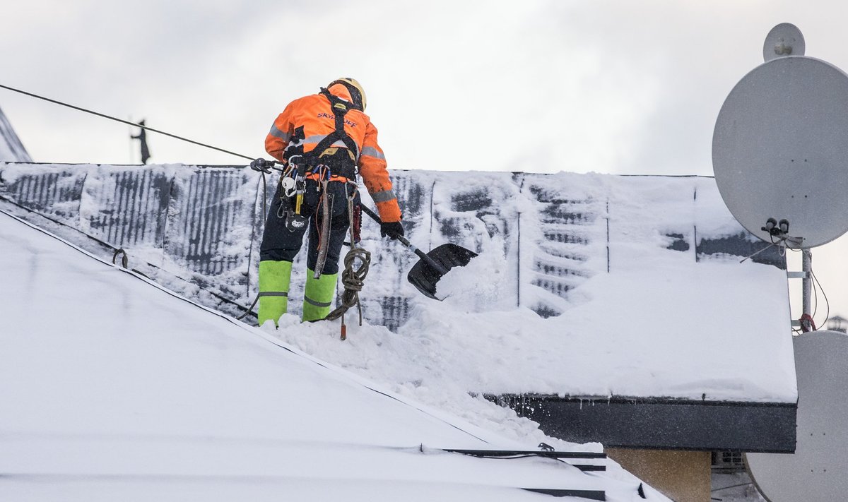 Lume lükkamine katuselt on paras väljakutse.