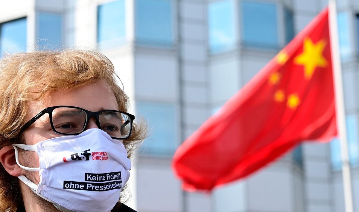 Piirideta Reporteri meeleavaldus Berliini Hiina saatkonna ees. Hiina on maailmas peamine ajakirjanike vangistaja.