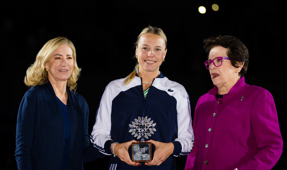 Chris Evert, Anett Kontaveit ja Billie Jean King Guadalajaras WTA aastalõputurniiri auhinnatseremoonial.