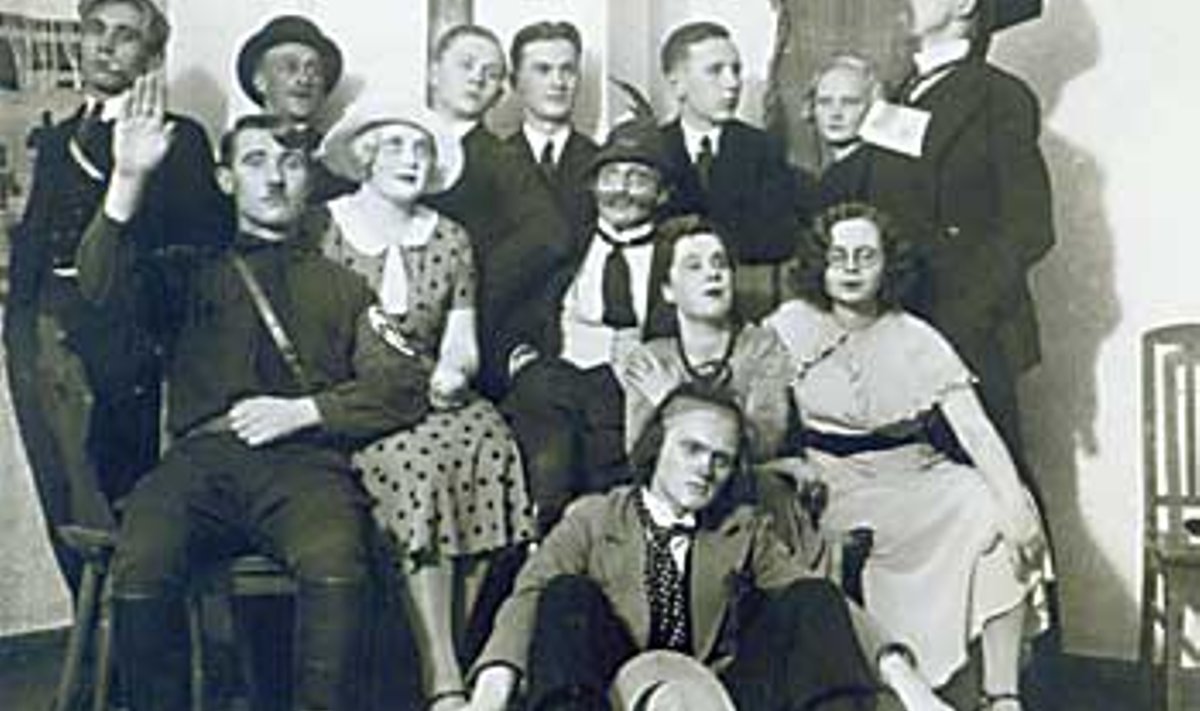 LÕBUS MARDIÕHTU: Üliõpilasseltsis Veljesto 10. novembril 1934 etendunud mardiooperi "'Flöödipuhuja faun"' autorid ja tegelased. Jaan Tõnissoni (torukübaraga) kehastas Ott Kangilaski ja Adolf Hitlerit Gustav Must. Ooperi üks autoreid oli Helmut Tarand (tagareas vasakult kolmas). erakogu