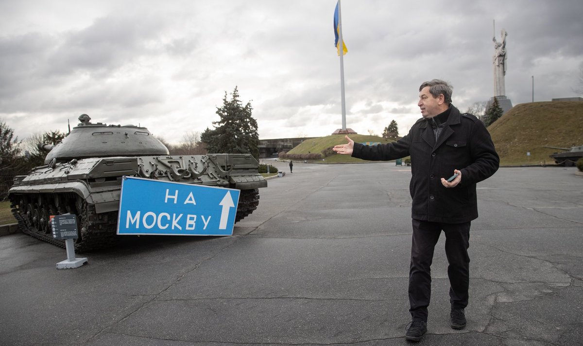Juri Savtšuk näitab oma muuseumi sõjamasinat, mis sõja alguses Kiievit kaitses ja seejärel muuseumi naasis.