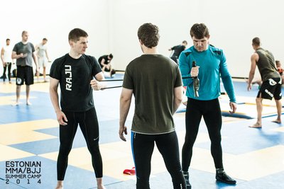 Vasakult: Ott Tõnissaar, Tauno Koovit, Alo Toom - füsioteraapia treening suvises treeninglaagris Pärnus (juuli 2014).