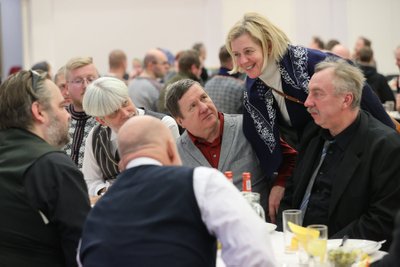 MERE LUMMUS Kihnlasest rahandusminister Annely Akkermann meenutas: "Virve rääkis mulle, et ükskord olnud tal raske tuju. Ta läinud mere äärde, kus vesi sillerdas ja päike paistis. Päikesekiir tulnud mööda laineharju hüpates Virve juurde ja kallistanud teda ning tema tuju läinud kohe heaks. Olen seda pärast palju kordi proovinud. Kui tuju on kehv, siis lähen mereranda ja iga kord tuleb meelde Virve lugu ning tuju läheb helgeks.”