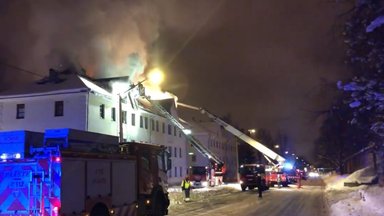 VIDEO ja FOTOD | Kotka tänaval põles kortermaja. 17 inimest evakueeriti, liiklus on suletud