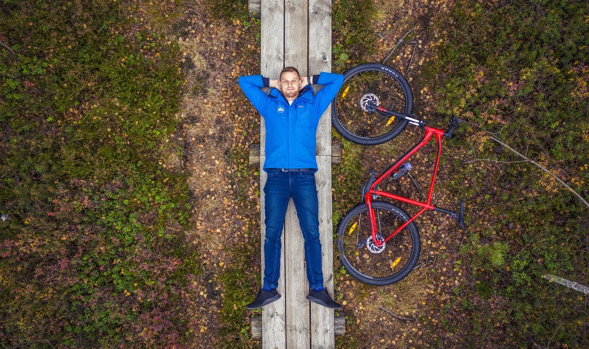 Pääsküla rabas. Alfred spordib. Jookseb ja suusatab, sõidab rattaga.