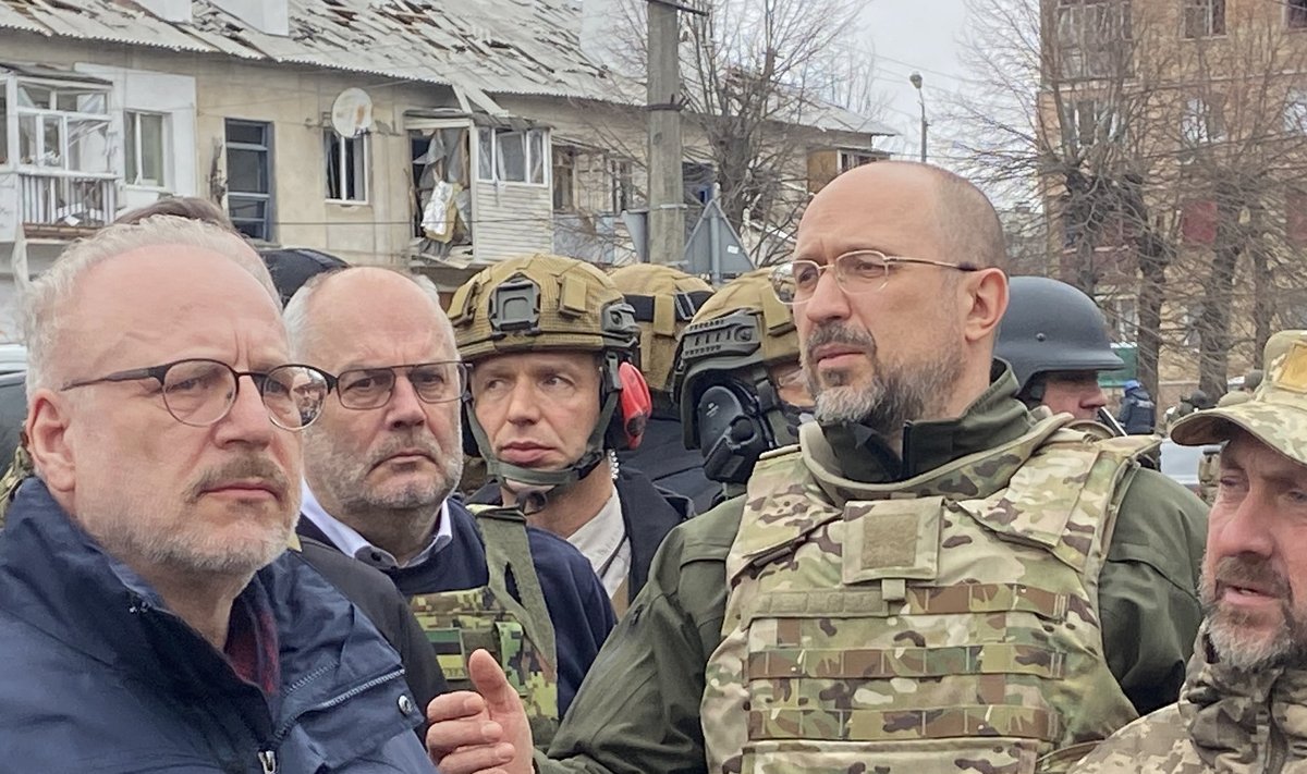 Ukraina peaminister viib presidendid hävitatud linnu vaatama. Kui nad ühte mikrobussi pakitakse, näitab peaminister terve tee oma telefonist neile fotosid hävingust, surmast, laipadest. Kohapeal näevad nad juba ise tehtud hävitustööd.
