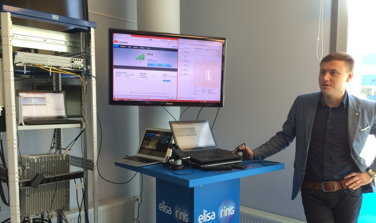 Elisa juurdepääsuvõrkude valdkonna juht Kristo Kork demonstreerib 300 Mbps andmesidet