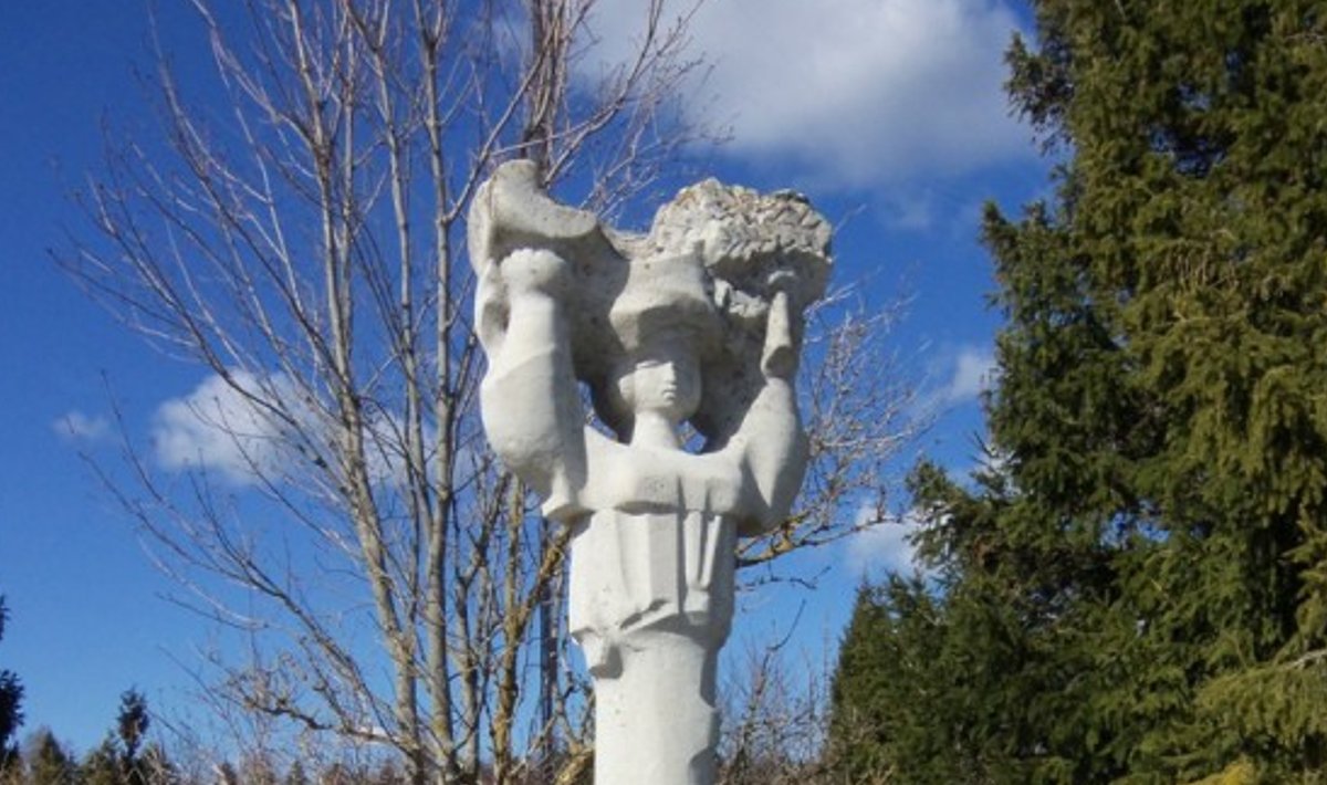 VANALE MONUMENDILE UUS ELU? Teises maailmasõjas hukkunute ühishauda Saaremaal Lõupõllu külas ehib skulptor Edgar Viiese dolomiidist naisefiguur.