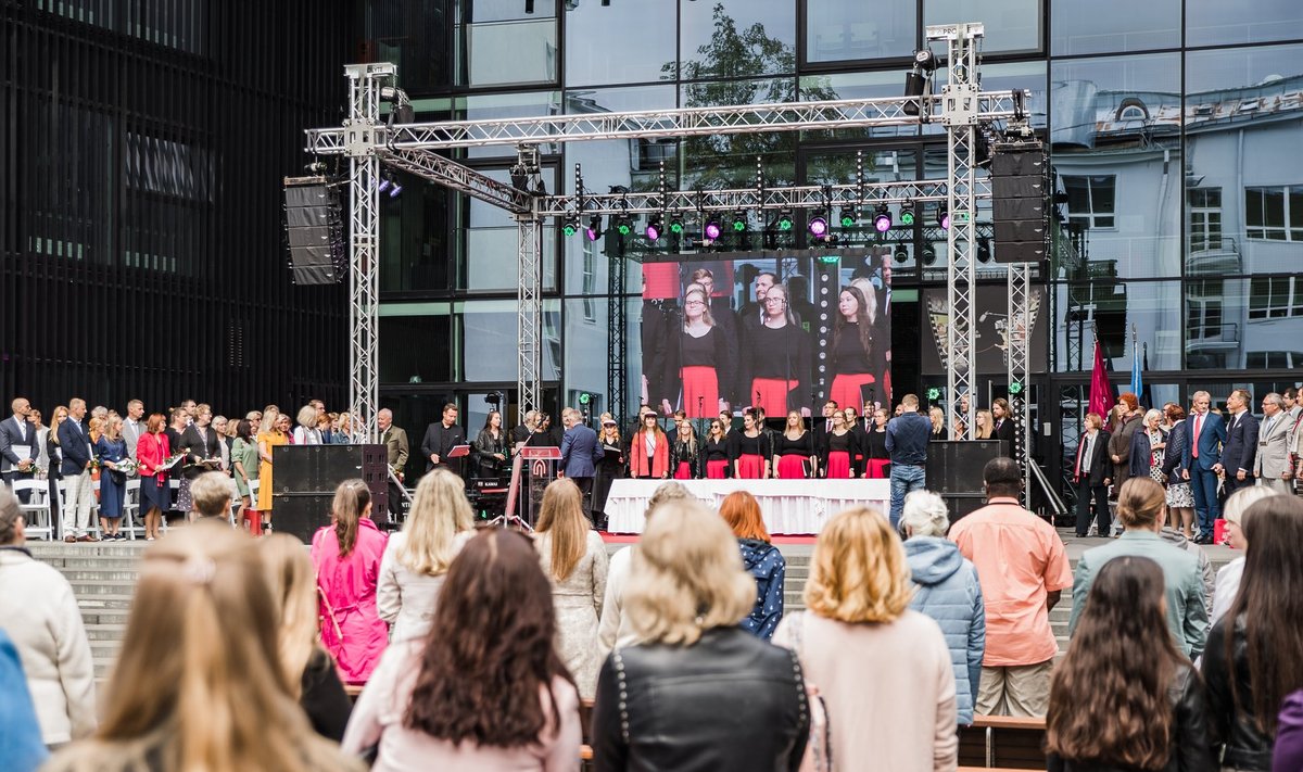 Tallinna ülikooli Balti filmi- ja meediakooli eilsel avaaktusel distantsi ei hoitud ja maske ei kantud.