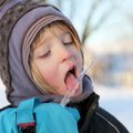 Что делать, если ребенок лизнул качели или столб на морозе? Самая зимняя инструкция для родителей