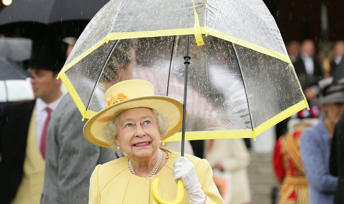 Elizabeth II vihmavari on alati hoolega valitud ja seda kaunistab tavaliselt kuninganna kostüümiga harmoneeruv joon.