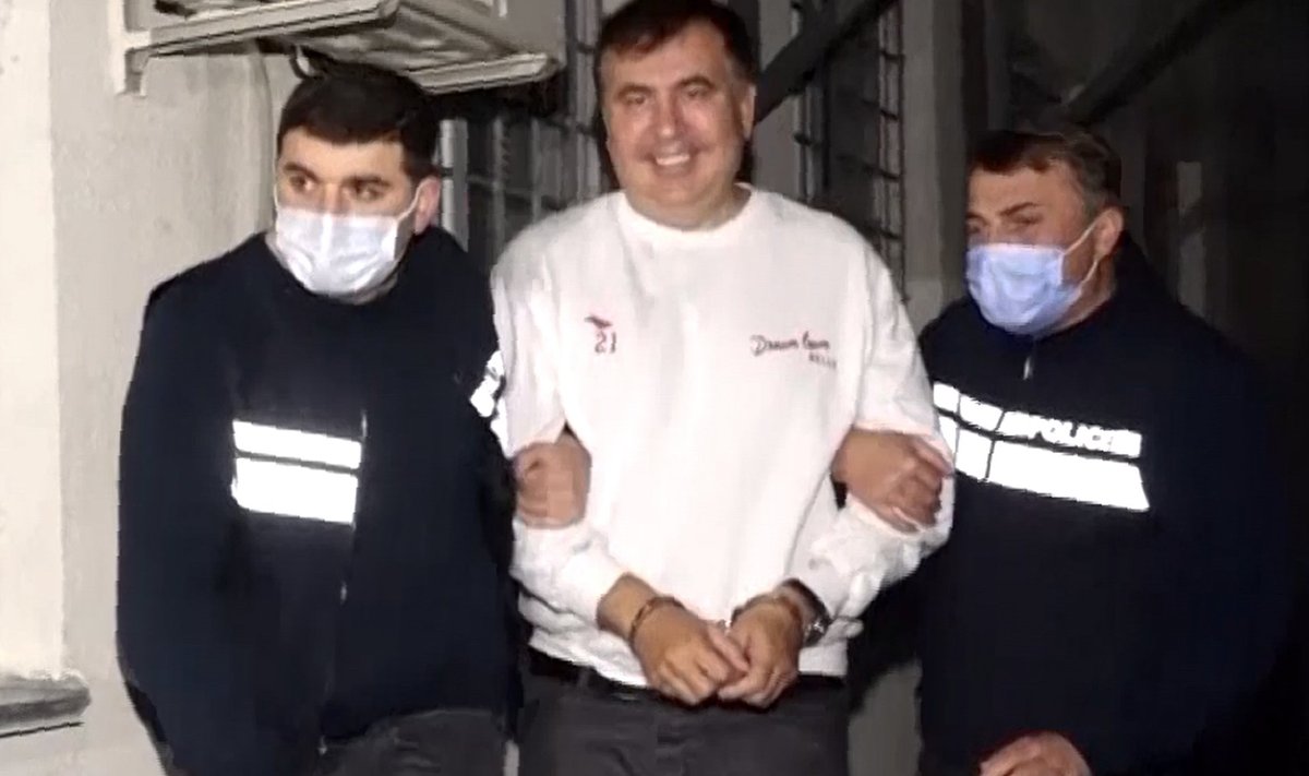 Naerunäol end vangi andnud Mihheil Saakašvilil tuleb nüüd ära kanda kuueaastane karistus.
