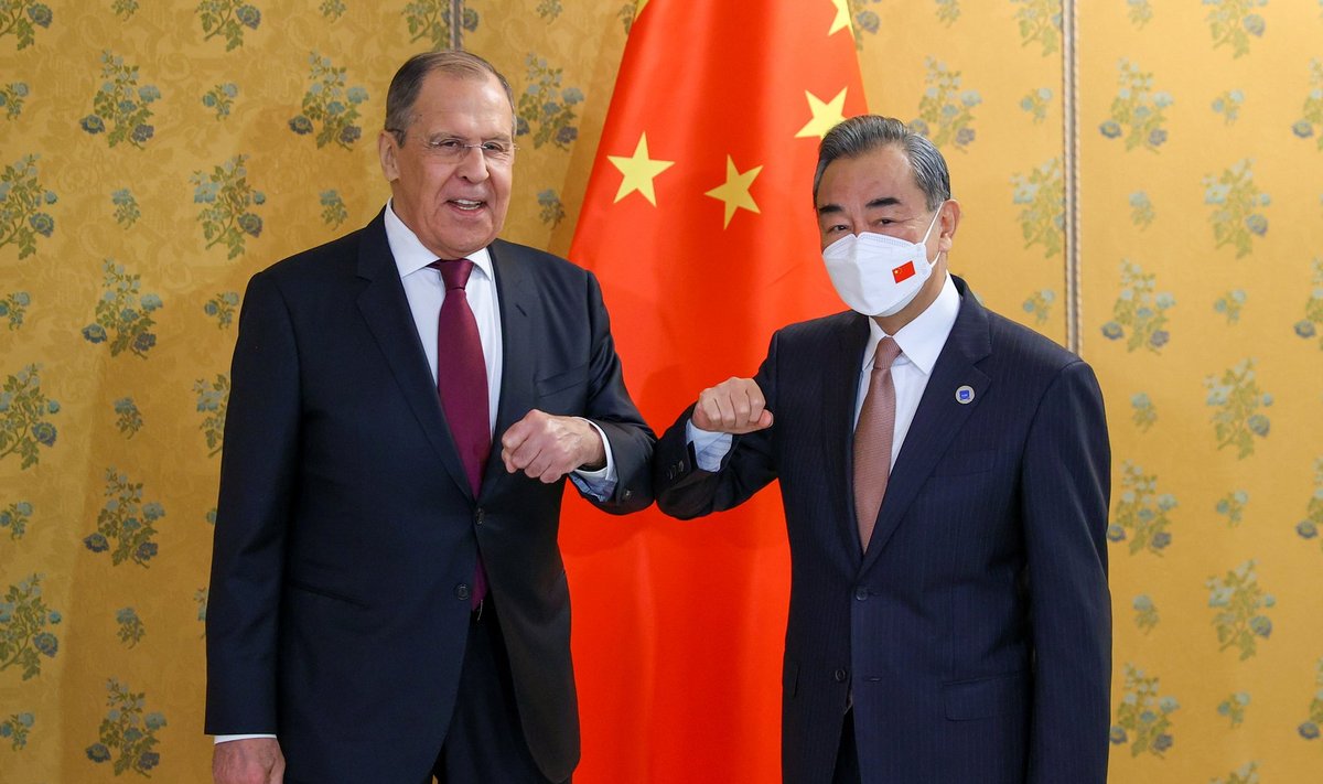 SÕBRAD VÕI SAATUSEKAASLASED?: Hiina välisminister Wang Yi (paremal) pole Vene ametivenda Sergei Lavrovi avalikult kritiseerinud. Sisimas pelgab Peking, et kui venelased kaotavad, on nemad järgmised.