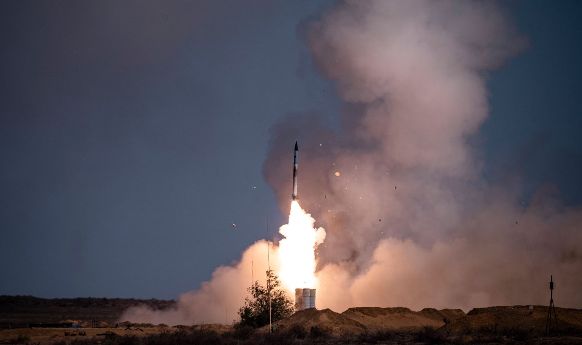 MOSKVA KAITSEKS: S-400 õhutõrjeraketi start Venemaa sõjaväeõppusel.