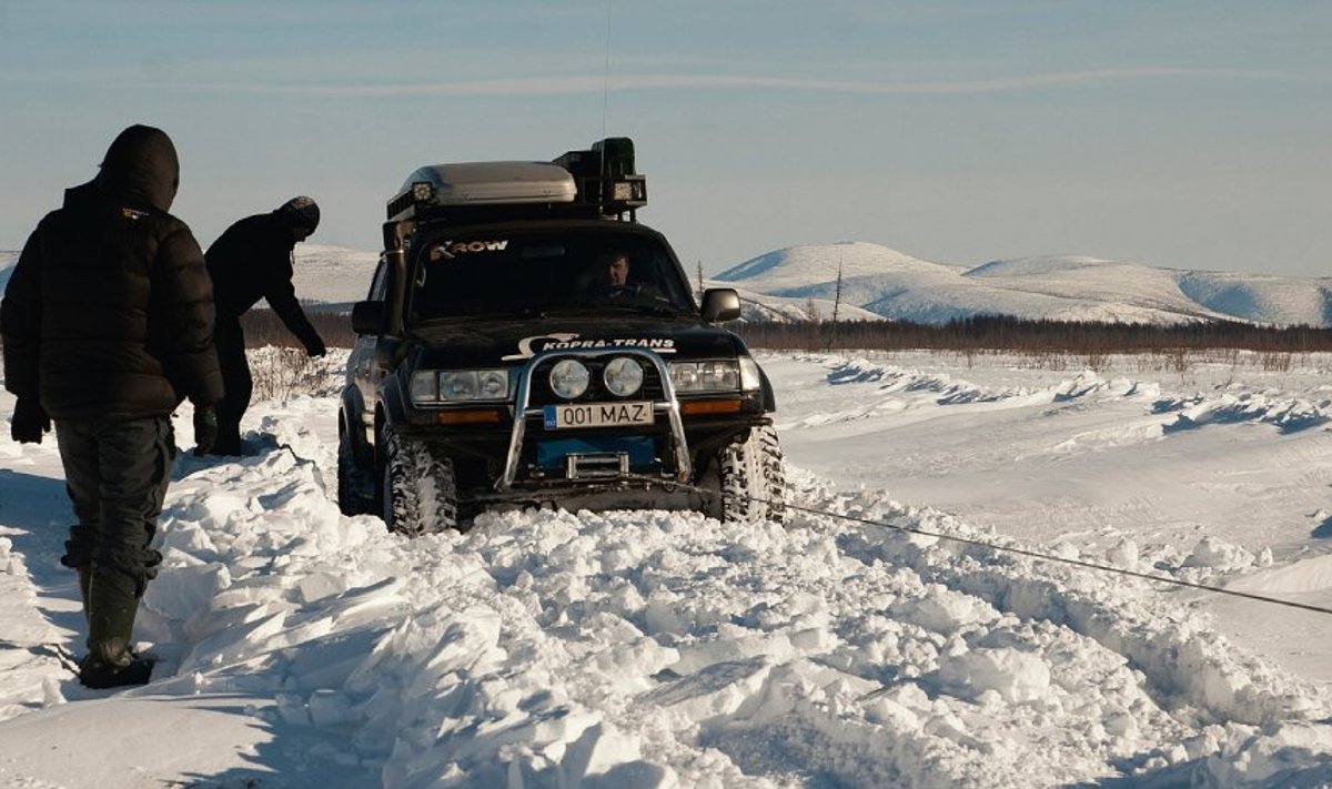 Teemurdmine Omolonist Magadani trassi poole. Vintsimine, kaevamine, lükkamine ja tõmbamine.