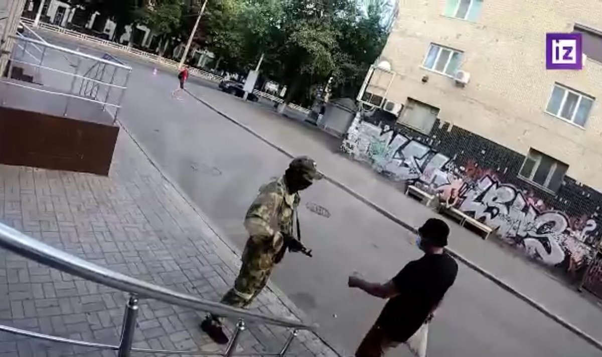 AUTOMAATUR TABAB DIVERSANDI MOLOTOVI KOKTEILIGA. Eile avalikustati propagandavideo, millel väidetav diversant soovis rünnata Hersoni passilauda.
