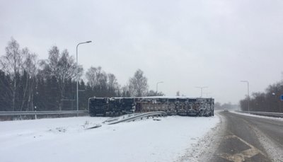 Haruteel Tallinna-Ikla maanteel on Pärnusse suunduv tee kinni, sest veok on teinud avarii ja lebab hetkel kahe sõiduraja vahel külili.